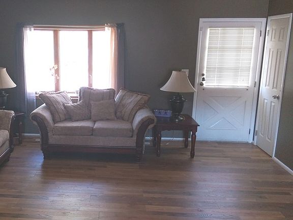 4th image of 283 Marilyn Ave