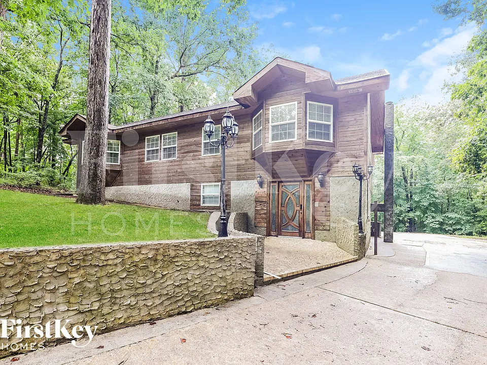 3896 Chattahoochee Dr
