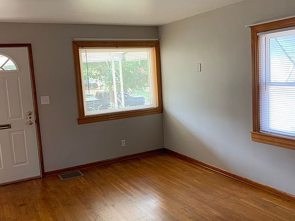 2nd image of 582 E Jeffrey Pl