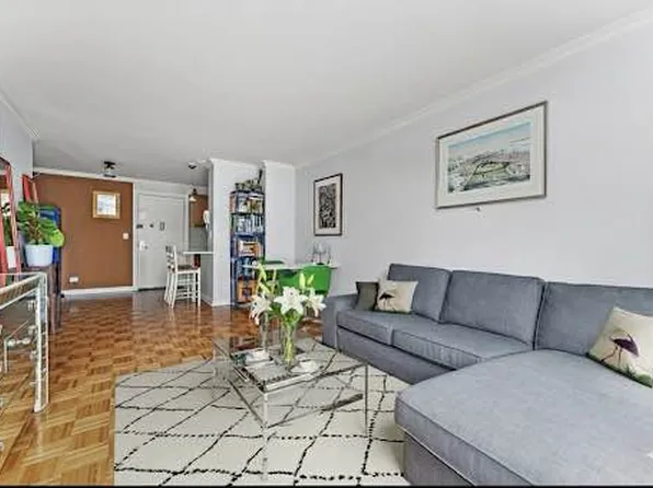 201 East 17th Street image 2 of 8