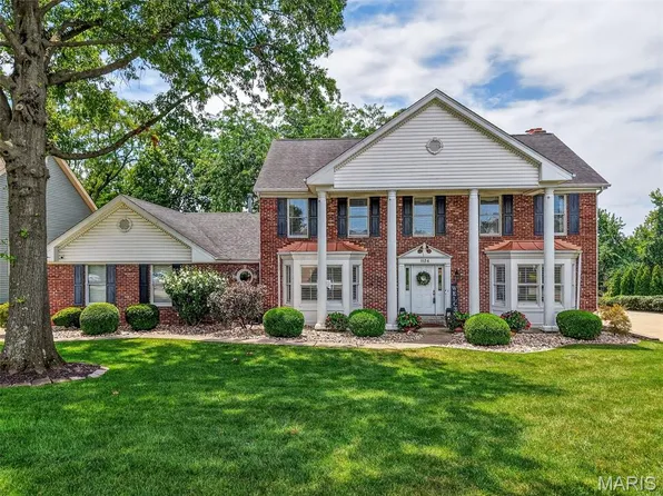 1124 S Charlemagne Dr, Lake Saint Louis, MO 63367