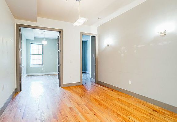 5th image of 218 Stanhope St APT 2R