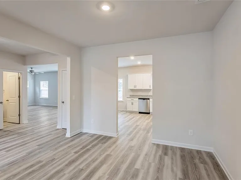 668 Mackenzie Cv — Photo 13
