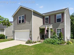 2716 Sterling River Dr, Fowlerville, MI 48836