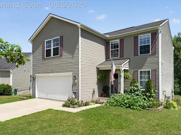 2716 Sterling River Dr, Fowlerville, MI 48836