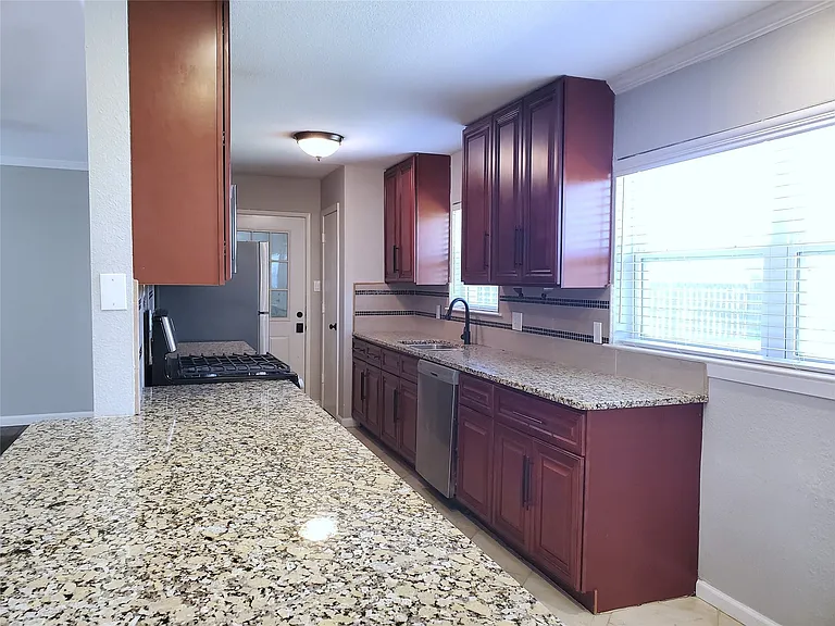 806 Greenhaven Dr — Photo 6