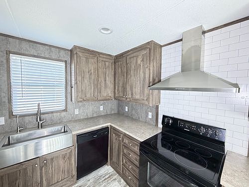 3rd image of 2207 4th St Trailer 7