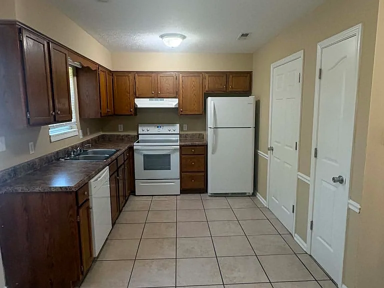 594 Lost Cir #B — Photo 4
