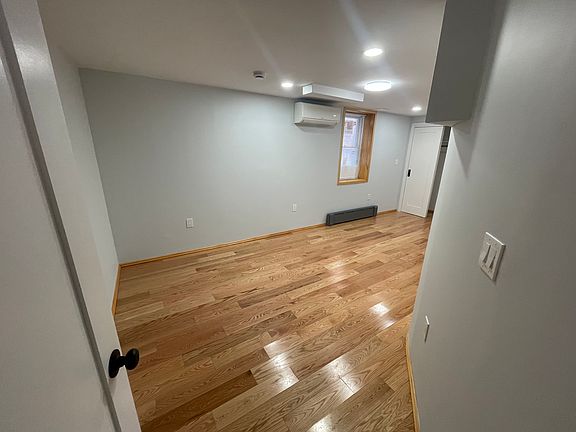 4th image of 2544 Yates Ave