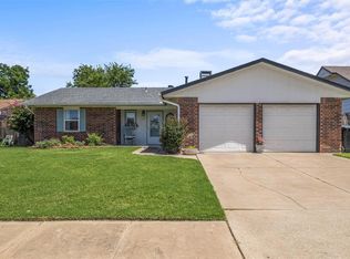 1349 W Cedarbrook Ln, Moore, OK 73170