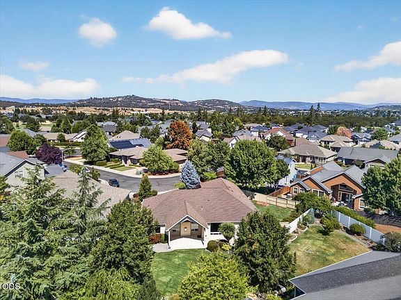 3rd image of 9 Aspen Ct