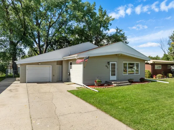 2505 Skyline Dr NW, Minot, ND 58703