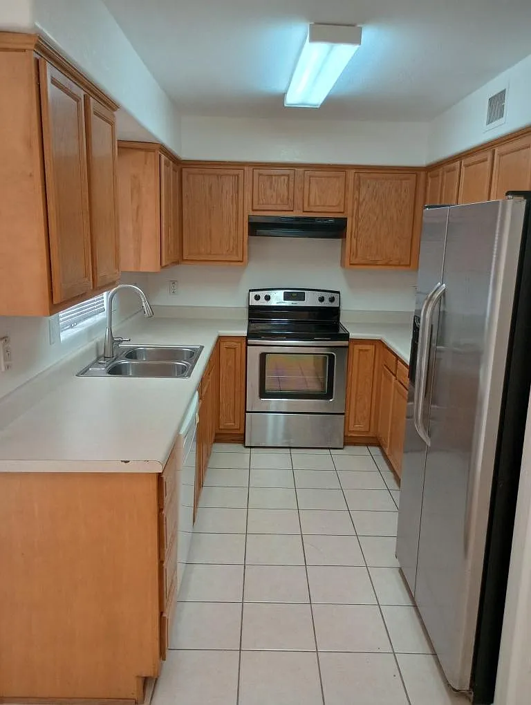 3 bed, 2.0 bath, 1100 sqft, $1,375 — Photo 2