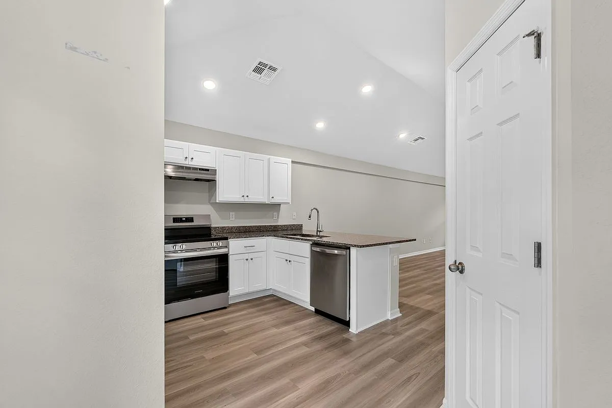 2 bed, 2.0 bath, 1054 sqft, $1,600 — Photo 4