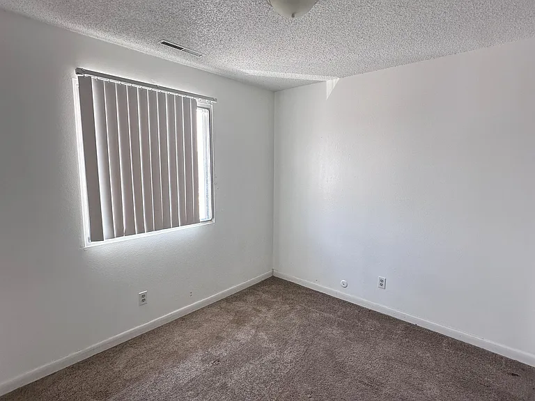 1627 W Maple St — Photo 9