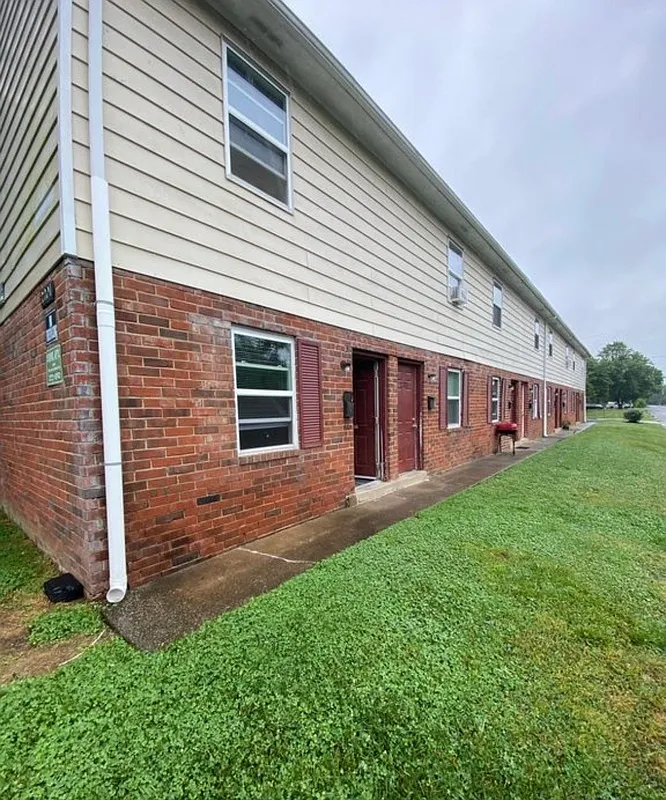 2 bed, 1.0 bath, $1,095 — Photo 1