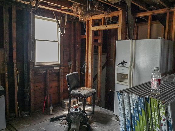 4th image of 20525 Russell St