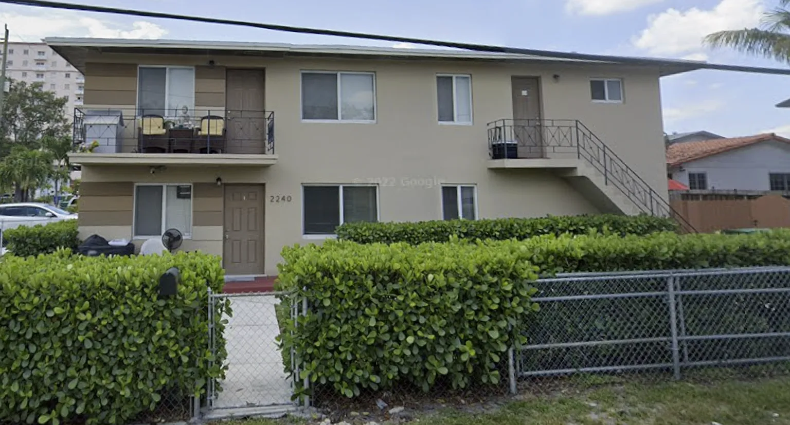 2 bed, 900 sqft, $2,300 — Photo 1