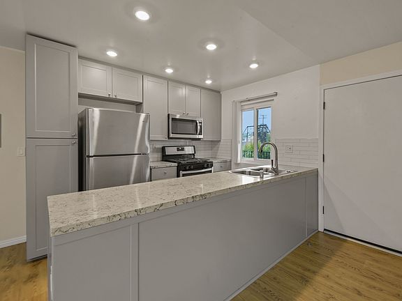 1023 Ashland Stove & Microwave