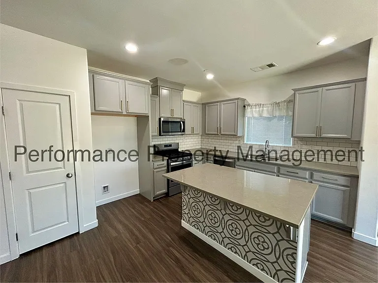 2505 Mercedes Dr — Photo 5