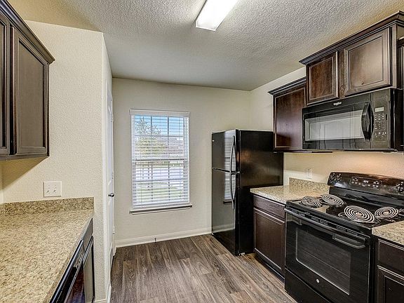 5th image of 148 Continental Ave