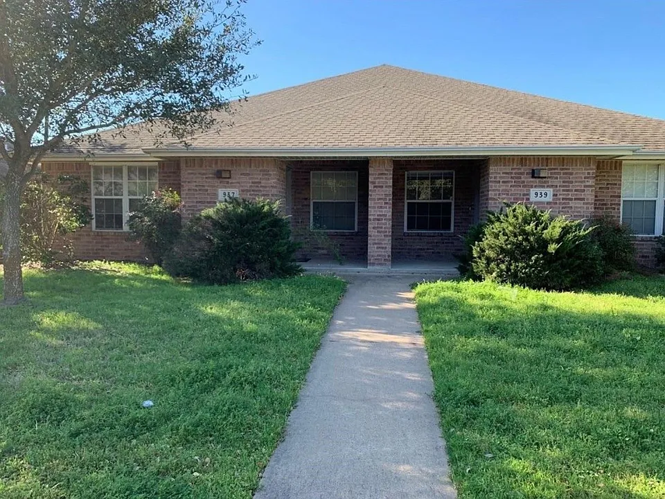 937 Crepe Myrtle St