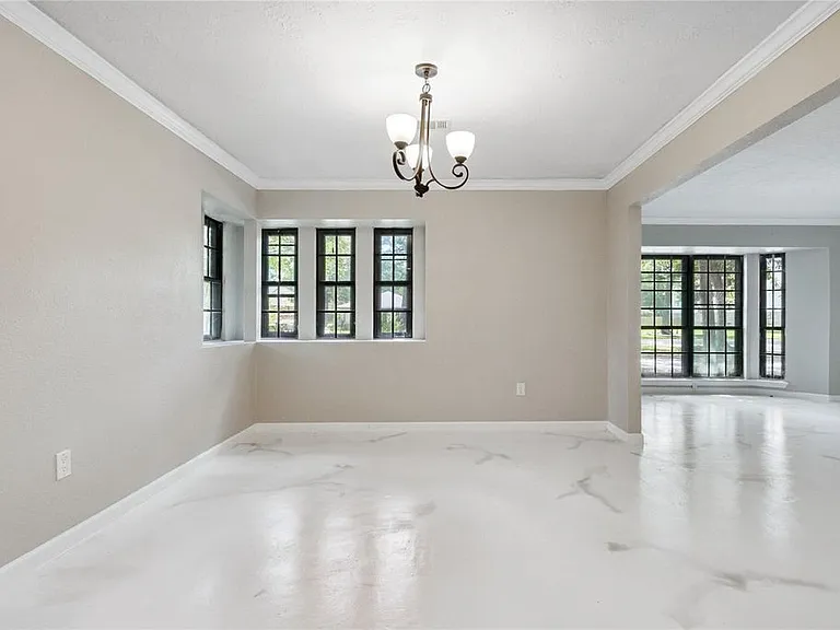 570 Roanoke Dr — Photo 10