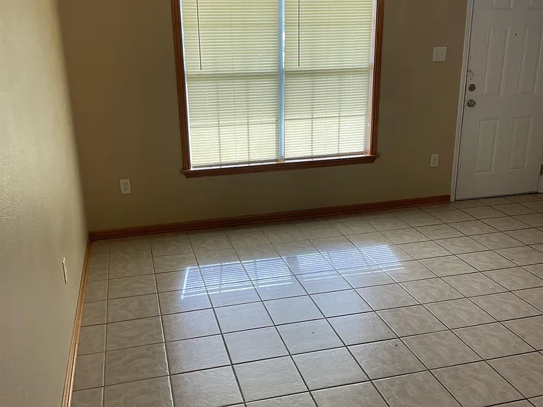 1005 Shellie Ln — Photo 3
