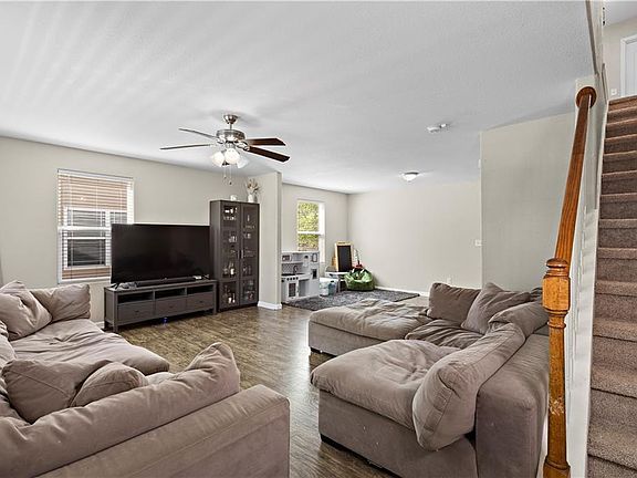4th image of 16 Lacrosse St
