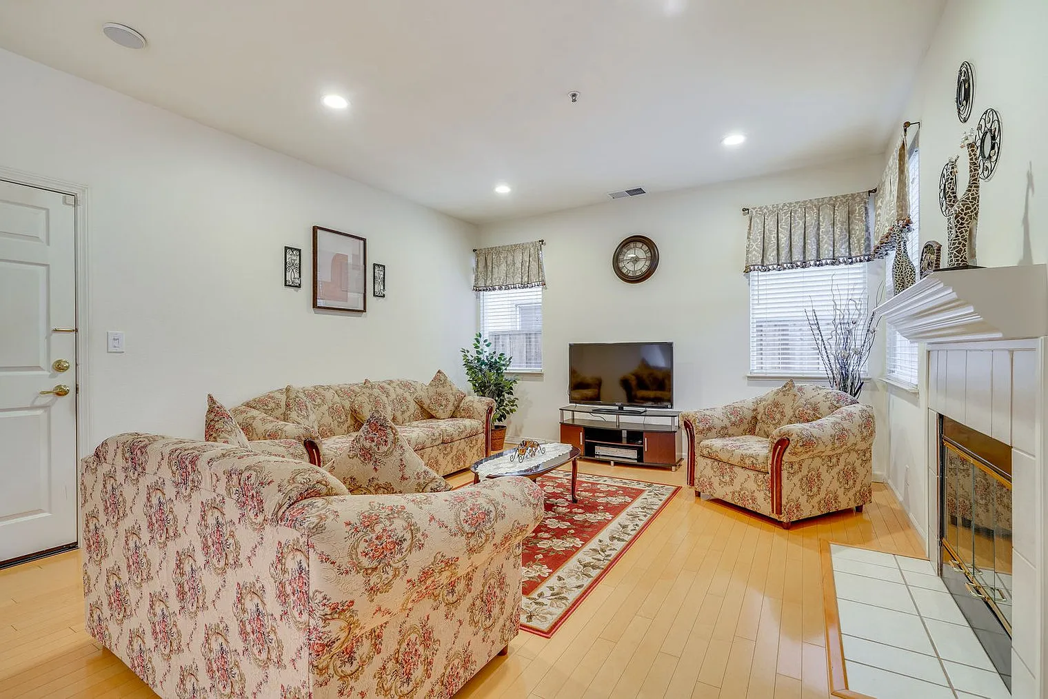 4 bed, 2.0 bath, 2120 sqft, $5,462 — Photo 1