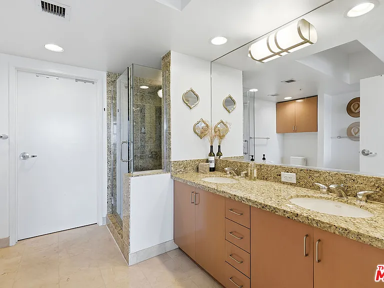 13700 Marina Pointe Dr #910 — Photo 18