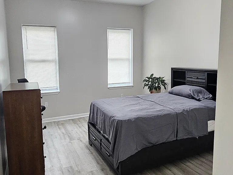 1733 N Fulton Ave — Photo 2