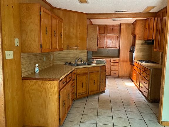 2nd image of 1400 Pine Dr