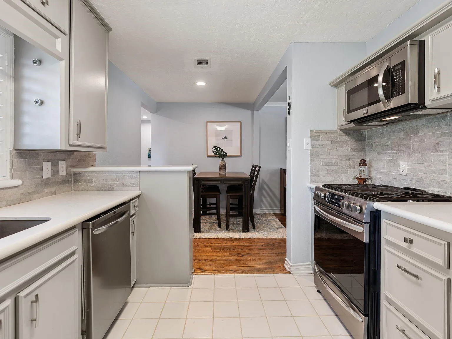 3 bed, 2.0 bath, 1412 sqft, $2,950 — Photo 3