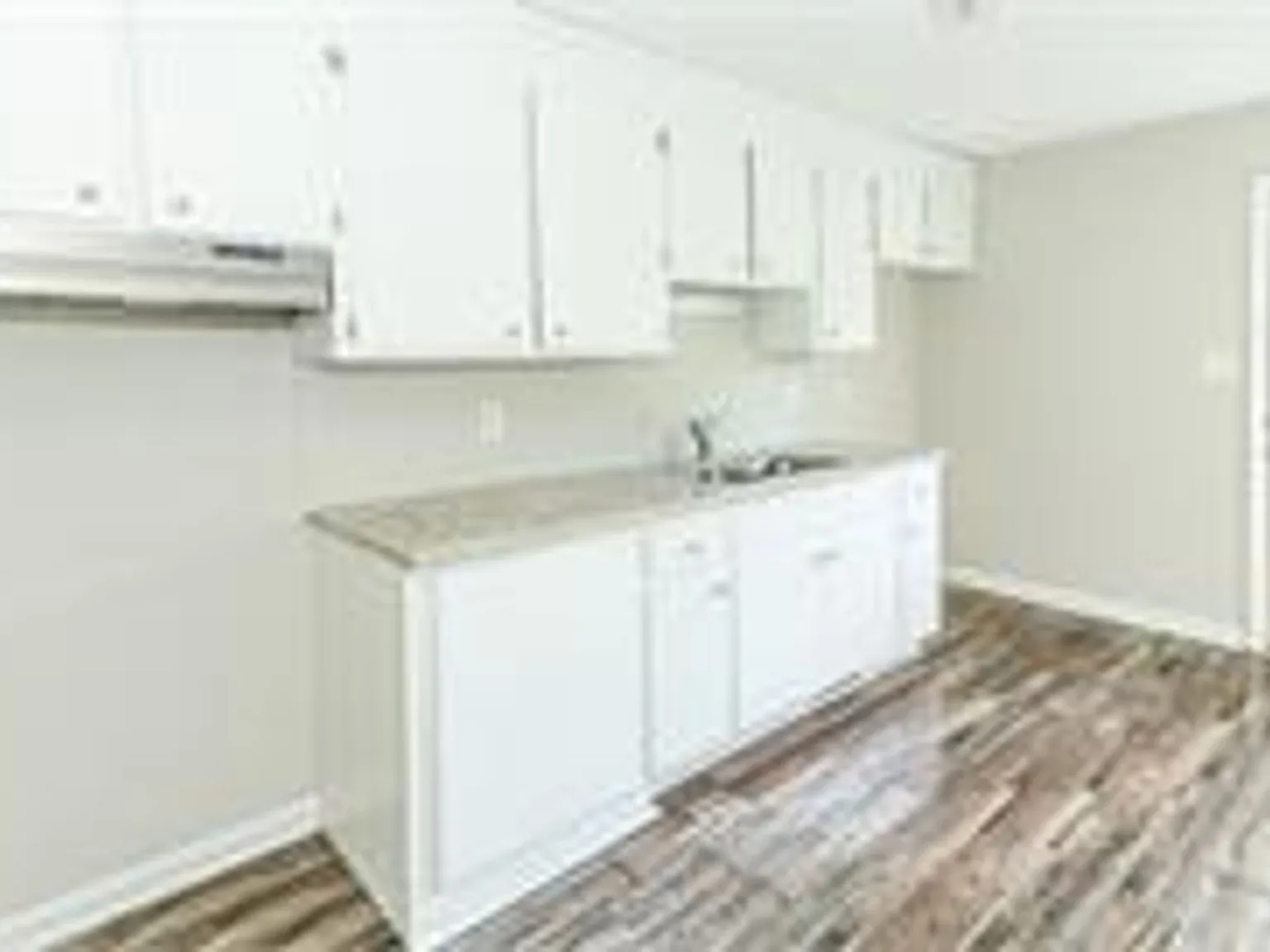 Nice Brick Single Story 9-Plex — Photo 3