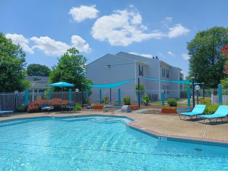 Island Club Apartments — Photo 10