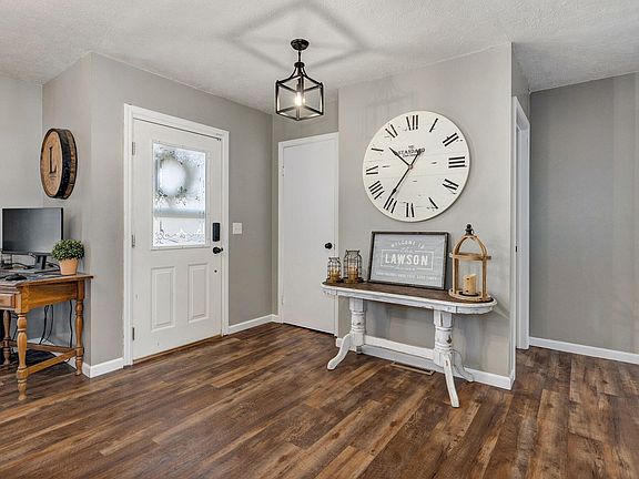 4th image of 1052 E Oak Tree Lane