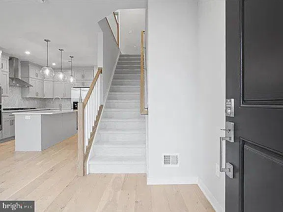 Metro Walk Flats/Lifts Condo — Photo 2