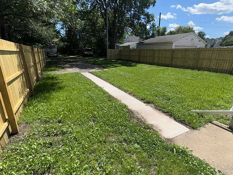 307 Center St — Photo 10