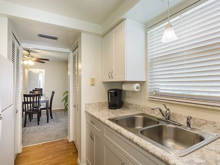 Imperial Palms Apartments — Photo 26
