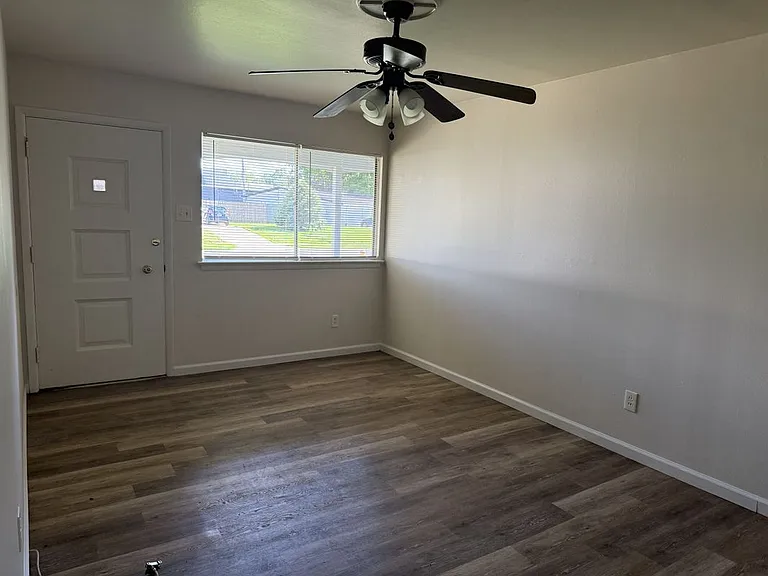 651 Southwell Ln — Photo 6