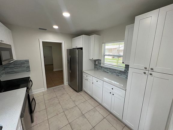 Side by side refrigerator with water/ice dispenser