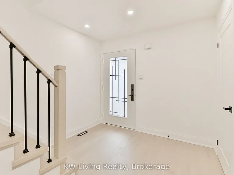 105 Chloe Cres — Photo 4