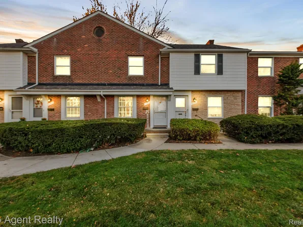 22957 Lakeshore Dr, Saint Clair Shores, MI 48080