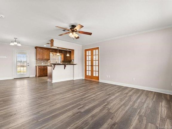 4th image of 210 Noma Ln