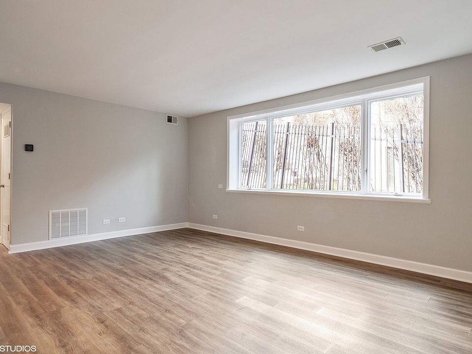 Living room before the build in shelfing