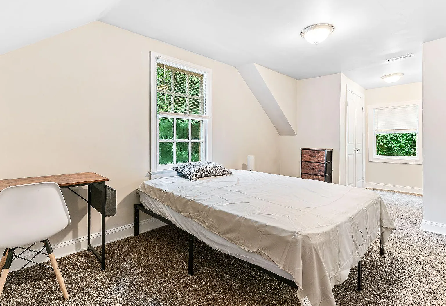 4 bed, 5.5 bath, 4000 sqft, $702 — Photo 2