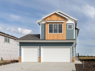 418 Hampton Dr W, Moorhead, MN 56560