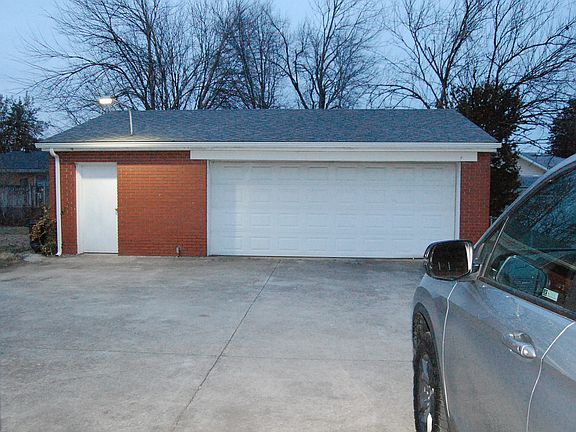 3rd image of 2305 Thistledawn Dr