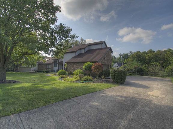 2nd image of 905 Squire Hill Ct